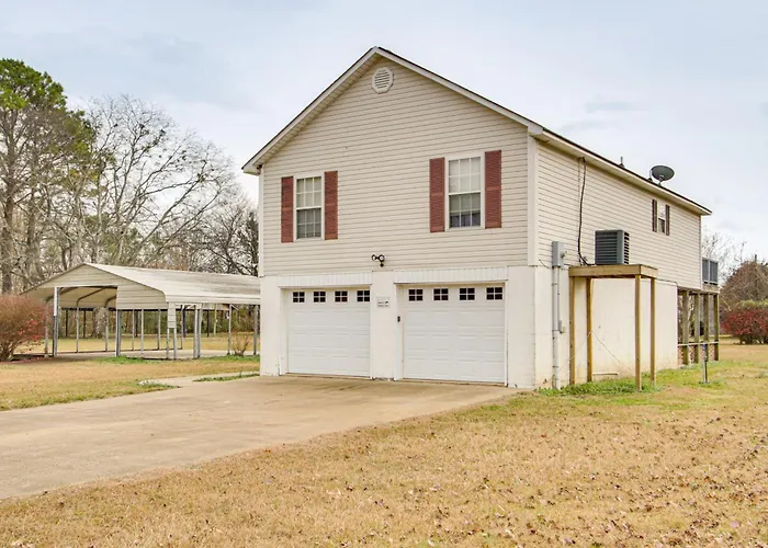 Near Tennessee River! Pet-Friendly Family Cottage!