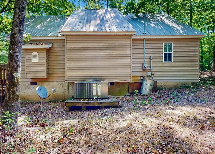 1 Mi To Pickwick Lake! Tranquil Wooded Cabin