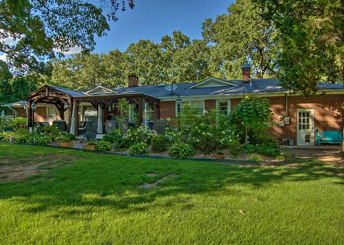 Charming Florence Getaway W/ Fireplace & Grill!